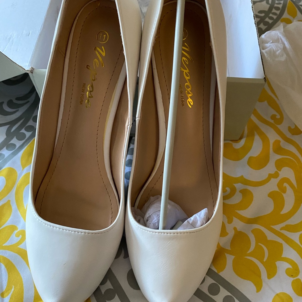 White pump